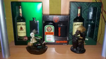 Моя полочка трезвенника в гараже...вчера к этому натюрморту добавил литровый Jameson и пару стаканов для повсдневного использования, что-бы не дёргать из подарочного набора