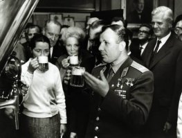 А мне с Юрием Алексеевичем нравятся неофициальные фото где он на заводе Heineken...