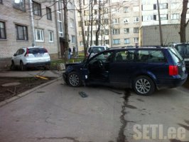 У нас в Нарве тоже идут битвы за парковку. Таран оружие "героев".