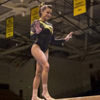 Она как бы професиональная гимнастка - поэтому я думаю для нее это очень сильного труда не составило.