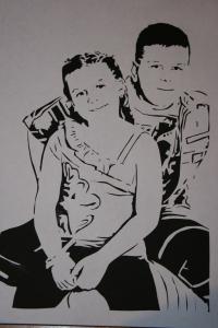 Я уже здесь показывала свою работу в той же технике. Это я вырезала преобразив фото в моих детей в редакторе. Вырезала маникюрными ножничками и специальным ножом-резаком