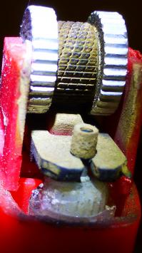 зажигалка выглядит странно у них. как 3D графика. сфотал специально свою зажигалку люмиксом dmc-tz30. безо всяких микроскопов