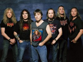 Рок-музыканты в майках своих последователей