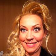 во-первых, у Ренаты очень утонченное лицо, совсем не как на шарже, во-вторых, не такие уж там длинные волосы, такая длина волос у нее была, в-третьих, Татьяна Лазарева довольно часто пользовалась париками...