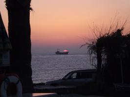 чем интересно его фотать из Venus Beach (ну и из Elizium)- солнце садится прямо за ним! вот еще с моего фотика