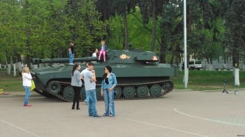 пополнение в Лыткарино - САУ "Акация", и "Гвоздика", дети в экстазе))
рядом стоят 4 зенитки, но их года два назад поставили, поэтому их не фотал