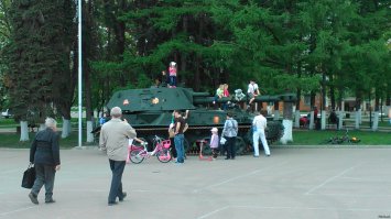 пополнение в Лыткарино - САУ "Акация", и "Гвоздика", дети в экстазе))
рядом стоят 4 зенитки, но их года два назад поставили, поэтому их не фотал