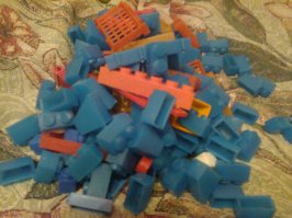 был у меня такой в детстве, на день рождение кто то подарил. Унылое говнецо это а не конструктор. 

Толи дело советские клоны "лего" их было несколько форматов. У меня было по 5-6 наборов (экономил карманные деньги и покупал в "Культтоварах")

А металлический конструктор!!! Тоже несколько наборов чтобы было где фантазии развернуться! Мысль инженерную развивать!!