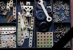 был у меня такой в детстве, на день рождение кто то подарил. Унылое говнецо это а не конструктор. 

Толи дело советские клоны "лего" их было несколько форматов. У меня было по 5-6 наборов (экономил карманные деньги и покупал в "Культтоварах")

А металлический конструктор!!! Тоже несколько наборов чтобы было где фантазии развернуться! Мысль инженерную развивать!!