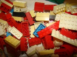 был у меня такой в детстве, на день рождение кто то подарил. Унылое говнецо это а не конструктор. 

Толи дело советские клоны "лего" их было несколько форматов. У меня было по 5-6 наборов (экономил карманные деньги и покупал в "Культтоварах")

А металлический конструктор!!! Тоже несколько наборов чтобы было где фантазии развернуться! Мысль инженерную развивать!!