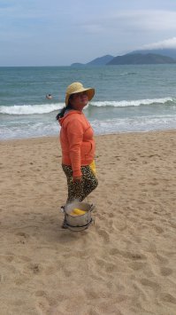 Пляжная торговля во Вьетнаме, город Нячанг. 11 января 2015.