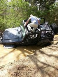 Ну, как человек, который ездит на внедорожнике могу сказать, чтобы на нем не застрять, главное это не 4х4 и не ****нная резина, а думающая голова. Потому как при отсутствии мозга, усадить можно любой самый внедорожный внедорожник так, что не поможет не только трактор, а весь мех двор.