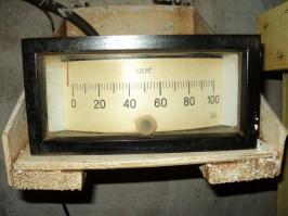 он показывает не содержание кислорода, а давление, кгс/м² - "килограмм силы на метр квадратный площади", единица давления системы МКГСС.