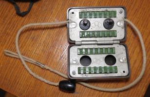 Автор показал не полный комплект!!!! А как же ТОЧИЛКА ДЛЯ ЛЕЗВИЙ????

Заправочное приспособление для лезвий безопасной бритвы.
Лезвие отверстиями одевается на штифты и закрыв коробку , подпружинеными зелеными брусками лезвие сжимается с двух сторон. При протягивании шнурка в одну и другую сторону за счет эксцентрика лезвие начинает вращаться правя кромку.
Корпус приспособления сделан прессованием из карболита.