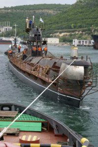 Во второй половине дня в субботу, 18 июля, подводная лодка «Запоріжжя» Военно-Морских Сил Украины вышла из плавучего дока и с помощью буксиров Севастопольского морского торгового порта «Маяк» и «Механик Репин» перешла к причалу 13-го судоремонтного завода Черноморского флота РФ, передает корреспондент Нового Севастополя.

С понедельника, 20 июля заводские специалисты начнут работы по подготовке «Запоріжжя» к погрузке аккумуляторных батарей.

В рейдовой операции, которая проводилась под руководством начальника Центра морских операций Военно-Морских Сил Украины капитана 1 ранга Дениса Березовского, также принимали участие рейдовый буксир «Дубно» Центра поисковых и аварийно-спасательных работ ВМС Украины и нефтемусоросборщик МУС-482 вспомогательного флота ВМС Украины.

По словам командира субмарины капитана 1 ранга Олега Орлова, заводчане обещают подготовить лодку к погрузке аккумуляторных батарей к сентябрю этого года.

Если план работ будет выполнен, то после погрузки батарей, которая может занять около полутора месяцев, начнутся швартовые испытания субмарины.

В ходе докового ремонта на подводной лодке «Запоріжжя» проведена очистка и покраска корпуса, ремонт донно-забортной арматуры, торпедных аппаратов, винто-рулевой группы, корпусные работы по замене участков обшивки корпуса, покраска цистерн главного балласта.

Как ранее сообщал пресс-центр командования Военно-Морских Сил Украины, для окончания ремонта подводной лодки «Запоріжжя» требуется около 10 млн. гривен. 

Справка:
Подводная лодка спущена на воду 29 мая 1970 года в Ленинграде.

20 января 1971 года подводная лодка включена в состав Военно-Морского Флота СССР.

21 июля 1997 года на основании Соглашения между Российской Федерацией и Украиной о разделе Черноморского флота подводная лодка вошла в состав ВМС Украины. Приказом Командующего ВМС Украины ей присвоено название «Запоріжжя».
Поделись новостью: