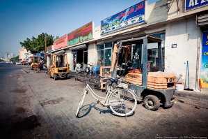 Посмотри фотографии людей живущих в Ираке, Мексике, Венесуэлле, Бразилиии, Нигерии, Алжире, Анголе и т.д. Эти обычные нефтедобывающие страны все из ТОП 20 по разведанным и добываемым запасам нефти. Сильно им нефть помогла? Хорошо они живут? Тебе показать фотографии их трущоб или ты сам найдешь?

Что касается Арабских Эмират, то если забыть о мультимиллионерах - владельцев скважин, то там вообще то живут люди разного дохода.
Вот тебе Арабские Эмираты с другого ракурса:



Несомненно, нефть дала возможность этой стране выбраться из нищеты, но это скорее исключение подтверждающее правило, по сути это как выиграть в лотеррею - на 4 миллиона человек первой место в мире по добываемой нефти. На как и в любой лотереи всегда наступает момент когда выигранные деньги подходят к концу.