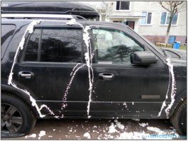 Не хочешь платить за стоянку,ходи пешком! Задолбали мудаки,которым лень пройти 500 метров от стоянки,поставят суки,у подъезда не пройти,а на жильцов им насрать,ну так и не обижайтесь если жильцам на вас насрать будет и с вашей колымагой что нибудь вроде этого сотворят!