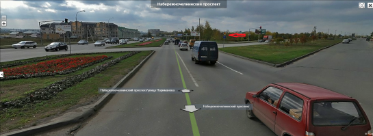 Нашел этот перекресток. Висит знак главная дорога и направление движения, как обычно над светофором. Далее никакого знака приоритета нет для Кашкая, т.е это все один перекресток и далее дублирующий знак главной дороги при неработающем светофоре и направление, чтобы на одностороннее не попасть. Получается Кашкай выехал на красный и думаю его признали виновным.