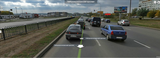 Нашел этот перекресток. Висит знак главная дорога и направление движения, как обычно над светофором. Далее никакого знака приоритета нет для Кашкая, т.е это все один перекресток и далее дублирующий знак главной дороги при неработающем светофоре и направление, чтобы на одностороннее не попасть. Получается Кашкай выехал на красный и думаю его признали виновным.