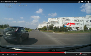 Это разделенные полосы движения, знак движения прямо не просто так висит, чтобы на одностороннее не выехать, а уступи дорогу действует при неработающем светофоре.