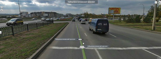 Нашел этот перекресток. Висит знак главная дорога и направление движения, как обычно над светофором. Далее никакого знака приоритета нет для Кашкая, т.е это все один перекресток и далее дублирующий знак главной дороги при неработающем светофоре и направление, чтобы на одностороннее не попасть. Получается Кашкай выехал на красный и думаю его признали виновным.