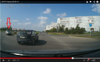 По правилам, если Вы выехали на перекресток за светофор, либо за стоп линию на разрешающий сигнал светофора, должны покинуть его или переждать до следующего зеленого, как это сделал водитель Nissan Juke.