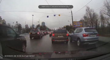 Товарищи почему минусим?)) Если смотреть со звуком, все понятно становится. Вот в этот момент, причем слева у Шкоды уйма места.