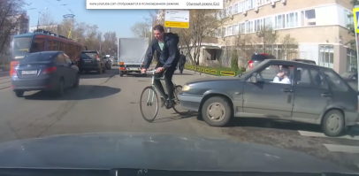 Запомнились 2 момента, с какого перепуга полудурок едет не слезая и зеркала ломает, ну и мамаша, если есть муж, он наверное уже прибил ее, после просмотра видео.