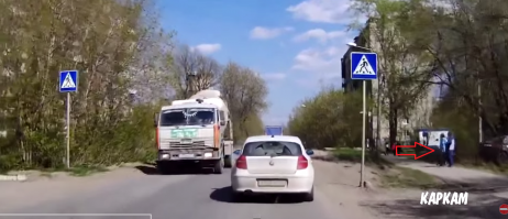 Компашка дебилов, стоят в 10 мерах от пешеходного и провоцируют ребенка нарушать.