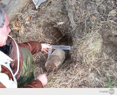 В ВДВ должны уметь пользоваться не только своим оружием...(пострелял начиная с калибра 5,45-120мм) но и с таким же успехом трофейным к то муже увлекаюсь копом и попадается всякая хрень поэтому читаю еще и книжки что бы знать как с этой хренью обращаться...да и старые копари вообще предупреждали что особенно остарожно нужно относиться к бронебойкам так как у них вообще 2 взрывателя (один в нутри) а пройдя канал ствола они оба встают на боевой взвод...так что это штука оч опасная к стате не давно в новостях говорили что вроде в бельгии два рабочих подарвались на снаряде еще с первой мировой войны...к стате то что на фото это я у свояка на хуторе нашел...он на ней косы отбивал... пришлось вызывать саперов....благо он был без взрывателя