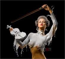 Прошу пардона....но на сколько я знаю..."молоко" придумал Андрей Разумовский
 он действительно делает супер фото
А то что нам показали....дешовая потделка