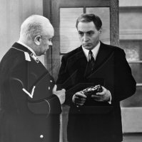 А ВАС ШТИРЛИЦ.....Я ПОПРОШУ ОСТАТЬСЯ.....