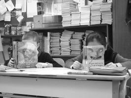 Фотка обложки вместо лица,еще до того как это стало мейнстримом!)