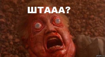 Черные стороны белой блузки