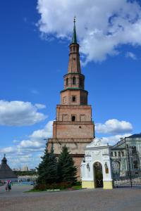 Башня Сююмбике относится к «падающим» башням, так как имеет заметный наклон в северо-восточную сторону 1,98 м.