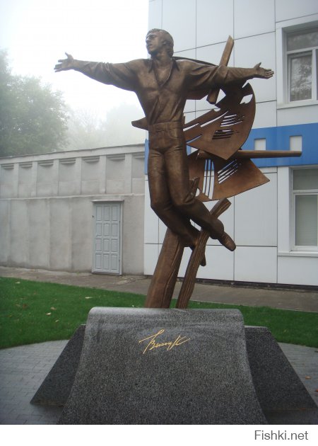 А это памятник Высоцкому в Одессе. Согласитесь, полное уё!!!