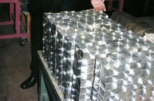 Вот на этом столе я насчитал 480 слитков, каждый в среднем по 5кг, итого - 2400 кг. Это че за стол такой?