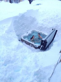 А тропинку лень прочистить.