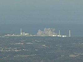 Землетрясение и удар цунами вывели из строя внешние средства электроснабжения и резервные дизельные генераторы, что явилось причиной неработоспособности всех систем нормального и аварийного охлаждения и привело к расплавлению активной зоны реакторов на энергоблоках 1, 2 и 3 в первые дни развития аварии.