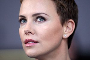 Шарлиз Терон? или мне кажется?