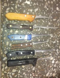 это ж каким евреем жадным надо быть, чтобы хранить и затачивать ножи до размера шила??? ладно кромку поправить мусатом, если на кость в мясе наткнулся, но так... хммммм