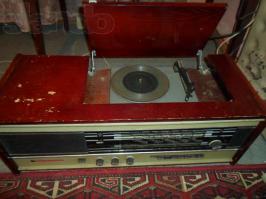 Главное получать удовольствие! - эт точно... у момей бабульки был радиоприемник "контата (это не тот самый проигрыватель, просто в нете нашел картинку)", так там был еще и проигрыватель грампластинок... звук - моно!!! я в детсвтве врубал сказки на пластинках и счастью моему не было предела...
А потом я немного подрос, класса до 9-го и внес небольшие изменения в УКВ-блок этого приемника, дабы изменить диапазон принимаемых частот УКВ, на так называемый FM... и тоже счастью не было предела - я слушал "Русское радио"