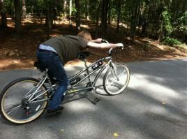 В детстве, когда я не «доставал» до сидушке на «Урале» (велосипед), я садился на багажник, при этом я дотягивался до педалей и руля... выглядело со стороны примерно так же: