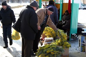 На 8 марта возле любого перехода.
