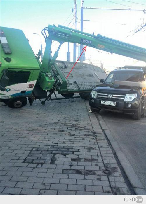 В Москве опрокинулся эвакуатор