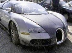 Что то мне это напоминает!

Эта автоавария произошедшая в 2009 году стала одной из самых дорогих в мире (если не брать в рассчет случаев подобных проваливающимся кранам или грузовикам, обрушивающим мосты) — владелец роскошного Bugatti Veyron убил автомобиль, цена которого столь же впечатляет как и его мощь. Но, как оказалось, за ДТП стояло не просто неумение управится с восьмилитровым монстром максимальная скорость которого составляет 408 км/ч.

Предприимчивый техасский автоторговец Энди Хаус одолжил миллион долларов на приобретение суперкара и застраховал его на $2.15 млн. Вскоре страховая получила от него уведомление об аварии и требование возмещения. Как объяснял аферист, он пытался избежать столкновения … с пеликаном.

Но Хаусу не повезло — такие машины всегда привлекают внимание на дороге и ДТП было заснято другим автомобилистом, проезжавшим мимо. Попав к страховщикам, видео инцидента сыграло против незадачливого любителя быстрой наживы. Как сообщает газета The Houston Chronicle nеперь страховая Philadelphia Indemnity Insurance Co намерена отсудить у него свои деньги и обвиняет его в мошенничестве.

Мошенников в Америке не любят и Энди Хаусу светит не только штраф, но и вполне возможно, приличный срок. На месте судьи мы бы с радостью "впаяли" бы этому "бизнесмену" лет 10 за вандализм и жестокость — как говорится в заявлении страховщиков, Хаус намеренно оставил двигатель Veyron включенным и держал его под водой целых 15 минут, чтобы "убить" мотор наверняка.