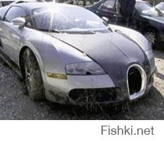 Что то мне это напоминает!

Эта автоавария произошедшая в 2009 году стала одной из самых дорогих в мире (если не брать в рассчет случаев подобных проваливающимся кранам или грузовикам, обрушивающим мосты) — владелец роскошного Bugatti Veyron убил автомобиль, цена которого столь же впечатляет как и его мощь. Но, как оказалось, за ДТП стояло не просто неумение управится с восьмилитровым монстром максимальная скорость которого составляет 408 км/ч.

Предприимчивый техасский автоторговец Энди Хаус одолжил миллион долларов на приобретение суперкара и застраховал его на $2.15 млн. Вскоре страховая получила от него уведомление об аварии и требование возмещения. Как объяснял аферист, он пытался избежать столкновения … с пеликаном.

Но Хаусу не повезло — такие машины всегда привлекают внимание на дороге и ДТП было заснято другим автомобилистом, проезжавшим мимо. Попав к страховщикам, видео инцидента сыграло против незадачливого любителя быстрой наживы. Как сообщает газета The Houston Chronicle nеперь страховая Philadelphia Indemnity Insurance Co намерена отсудить у него свои деньги и обвиняет его в мошенничестве.

Мошенников в Америке не любят и Энди Хаусу светит не только штраф, но и вполне возможно, приличный срок. На месте судьи мы бы с радостью "впаяли" бы этому "бизнесмену" лет 10 за вандализм и жестокость — как говорится в заявлении страховщиков, Хаус намеренно оставил двигатель Veyron включенным и держал его под водой целых 15 минут, чтобы "убить" мотор наверняка.