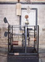 Англия. Солсберийский собор. Механические часы, которые были установлены в 1386 году и на сегодняшний день являются самыми старыми постоянно действующими часами во всём мире. Несмотря на то что часы не имеют циферблата в привычном для всех понимании, они показывают точное время. Когда часовой механизм был только установлен в Солсберийском соборе, время отбивалось колоколом.