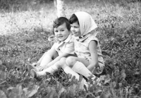 Я с сеструхой более 35 лет назад.