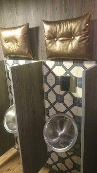 увидел статью, спецом поехал в Паб сфоткать мужской туалет (IRISH PUB - Клайпеда, Литва) кстати очень удобно